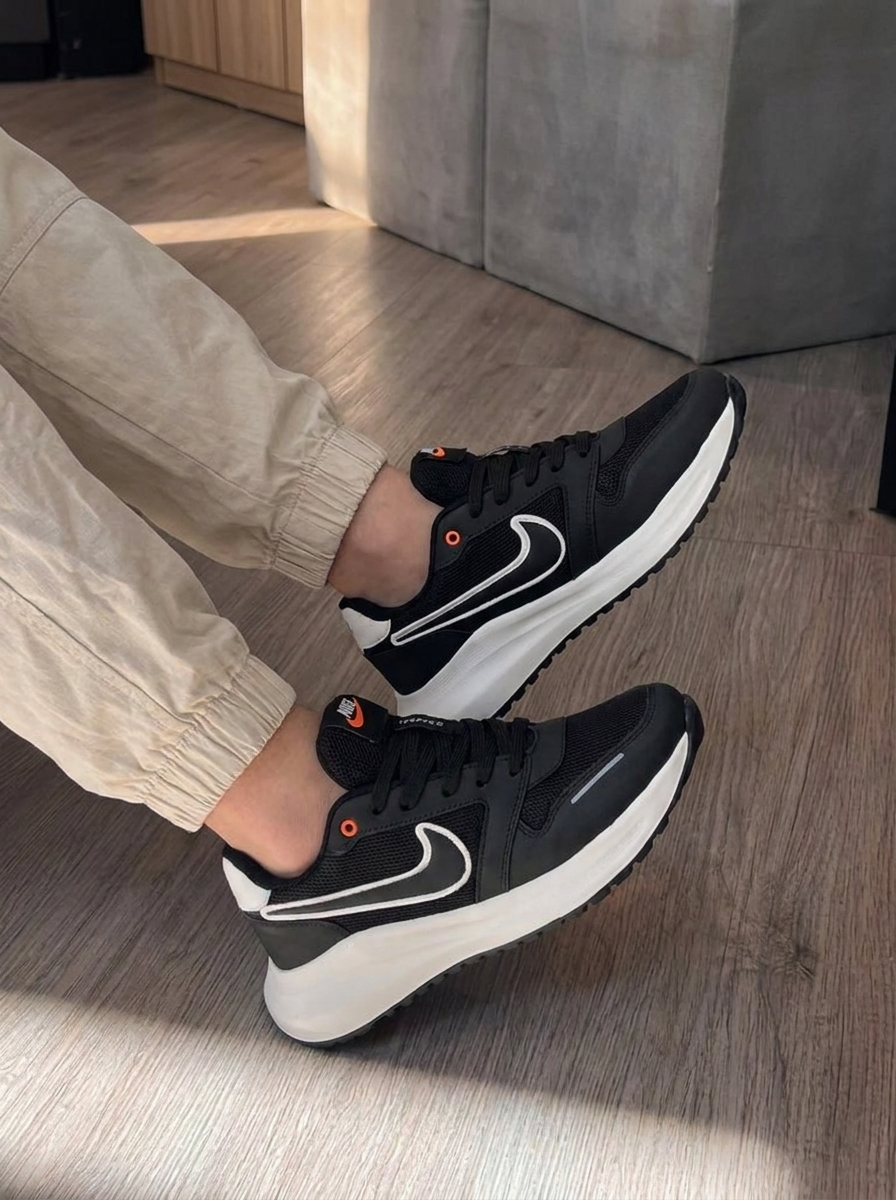 NIKE AXION NEGRO - BLANCO