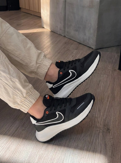 NIKE AXION NEGRO - BLANCO