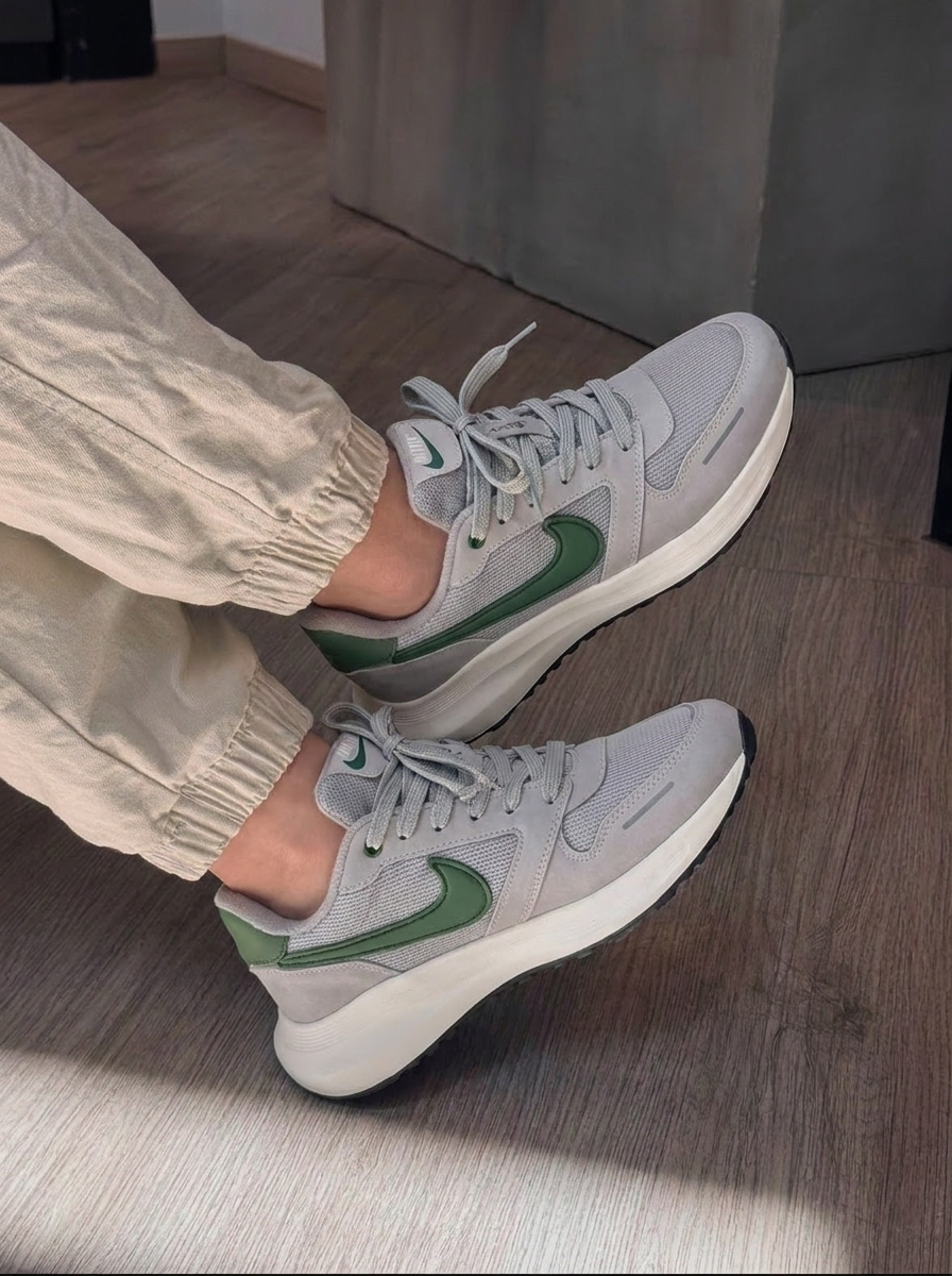 NIKE AXION GRIS - VERDE