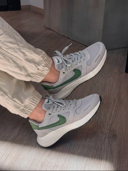 NIKE AXION GRIS - VERDE